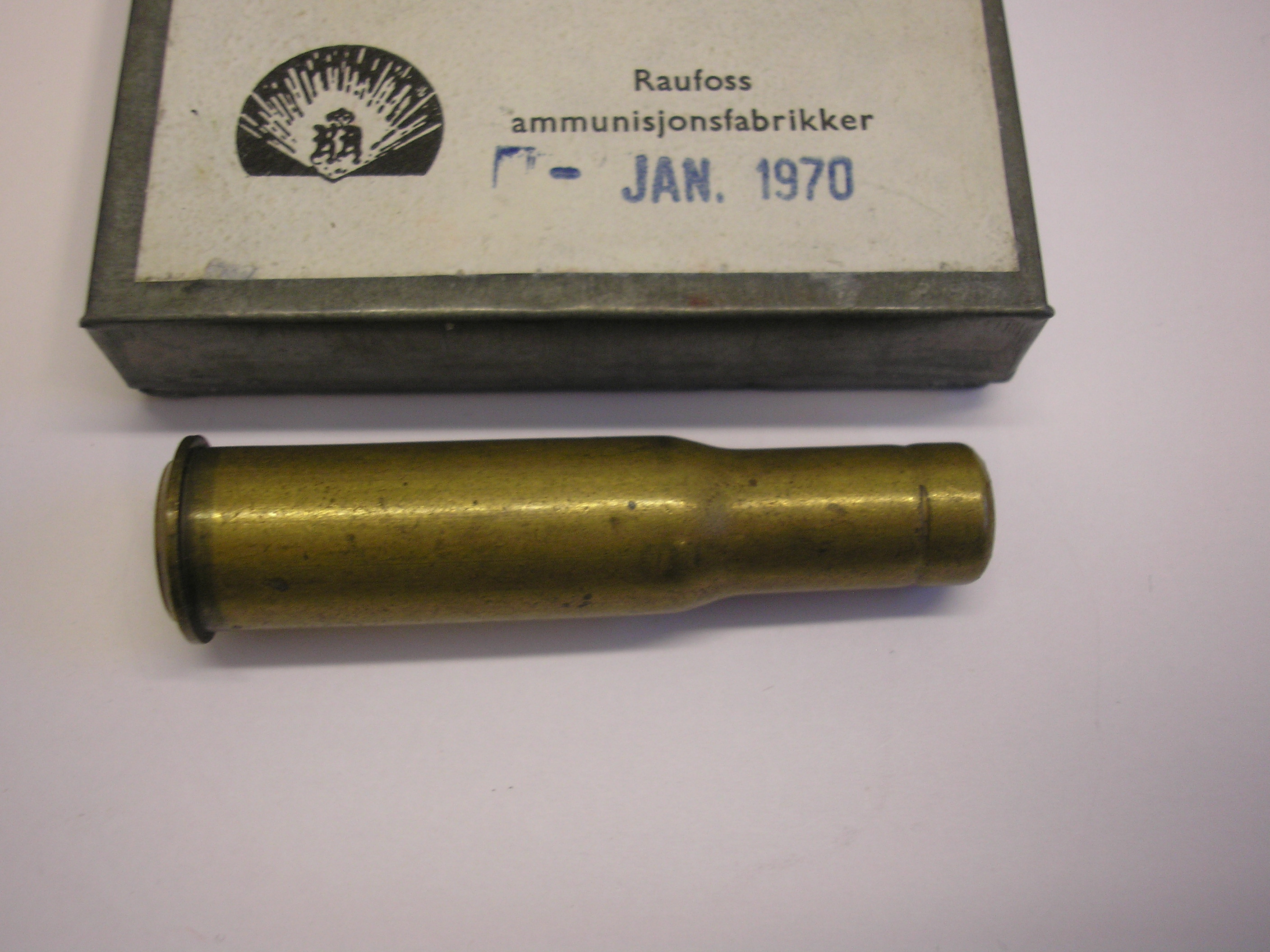./ammo/fangstredning/esker/Eske-1015x61R-Drivpatron-5skudd-Metall-16gram-JAN-1970-5.JPG