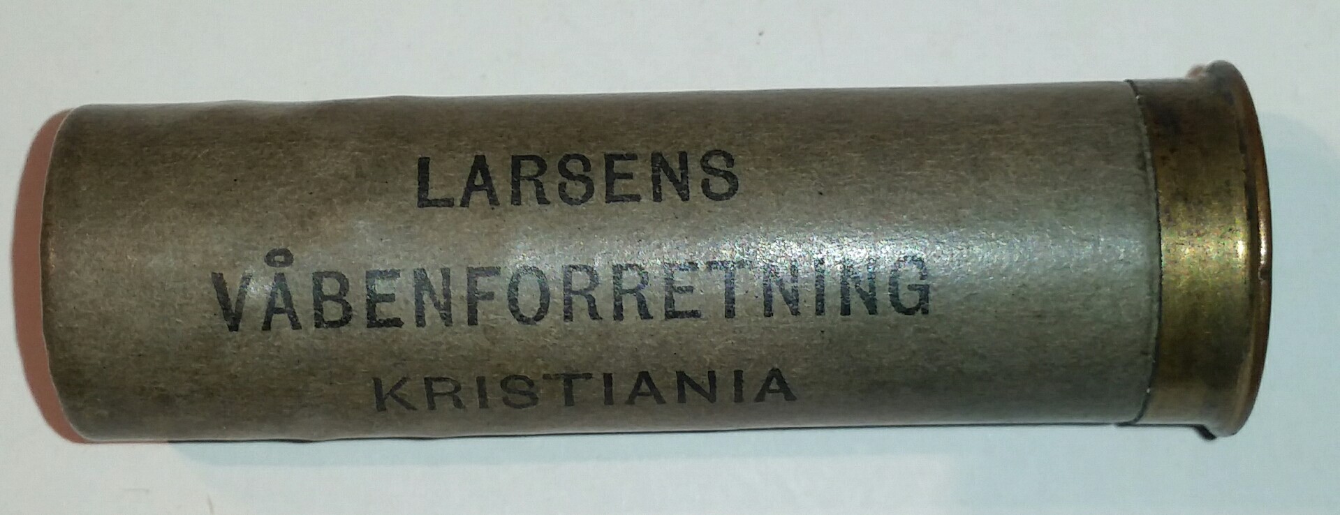 ./ammo/hagle/patroner/Patron-Hagle-Larsens-Vaabenforretning-Kristiania-16-65-Nr2-1.jpg