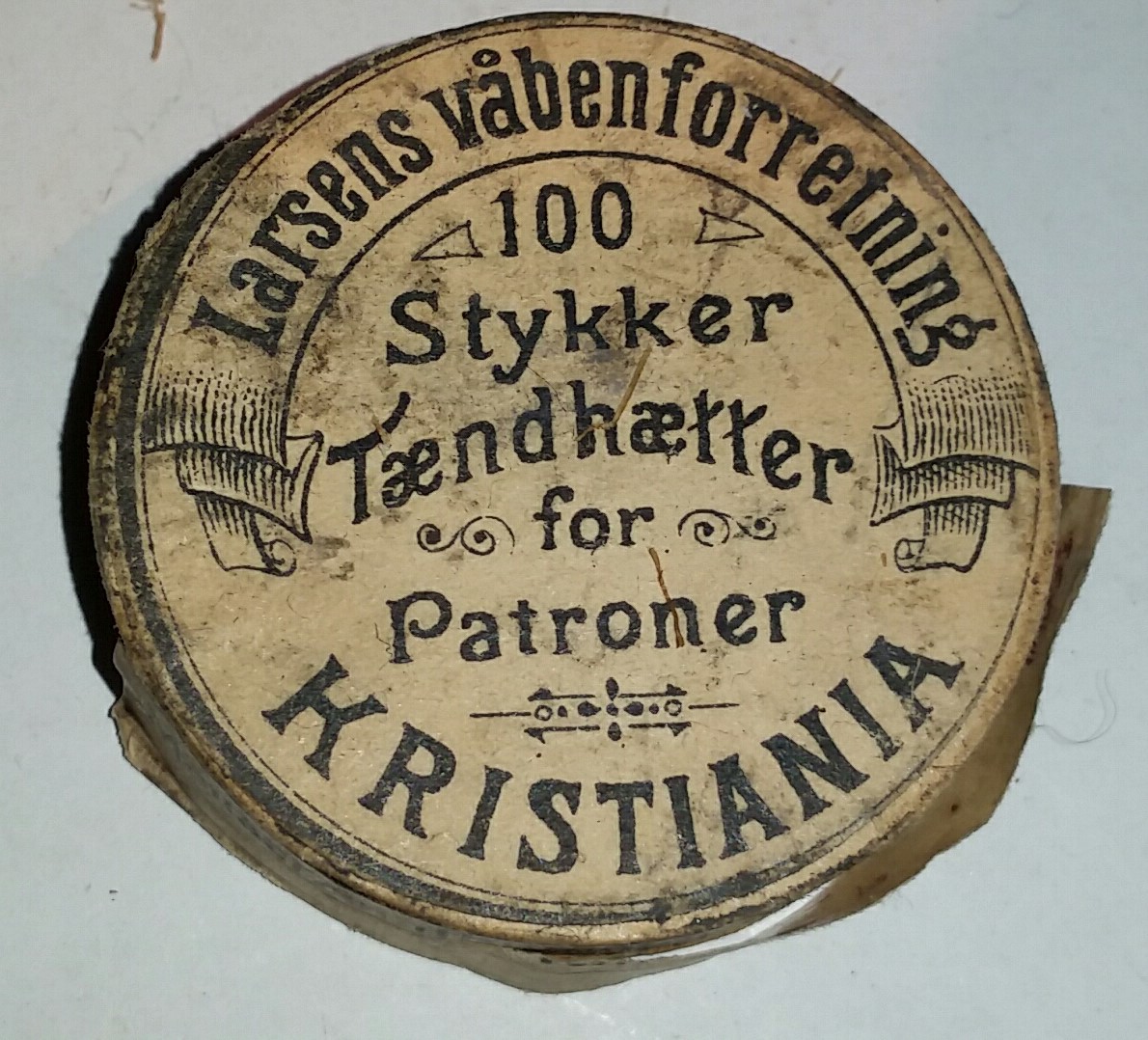 ./ammo/ladekomponenter/bilder/Ladekomponent-Tennhetter-Larsen-100eske-Kristiania-1.jpg