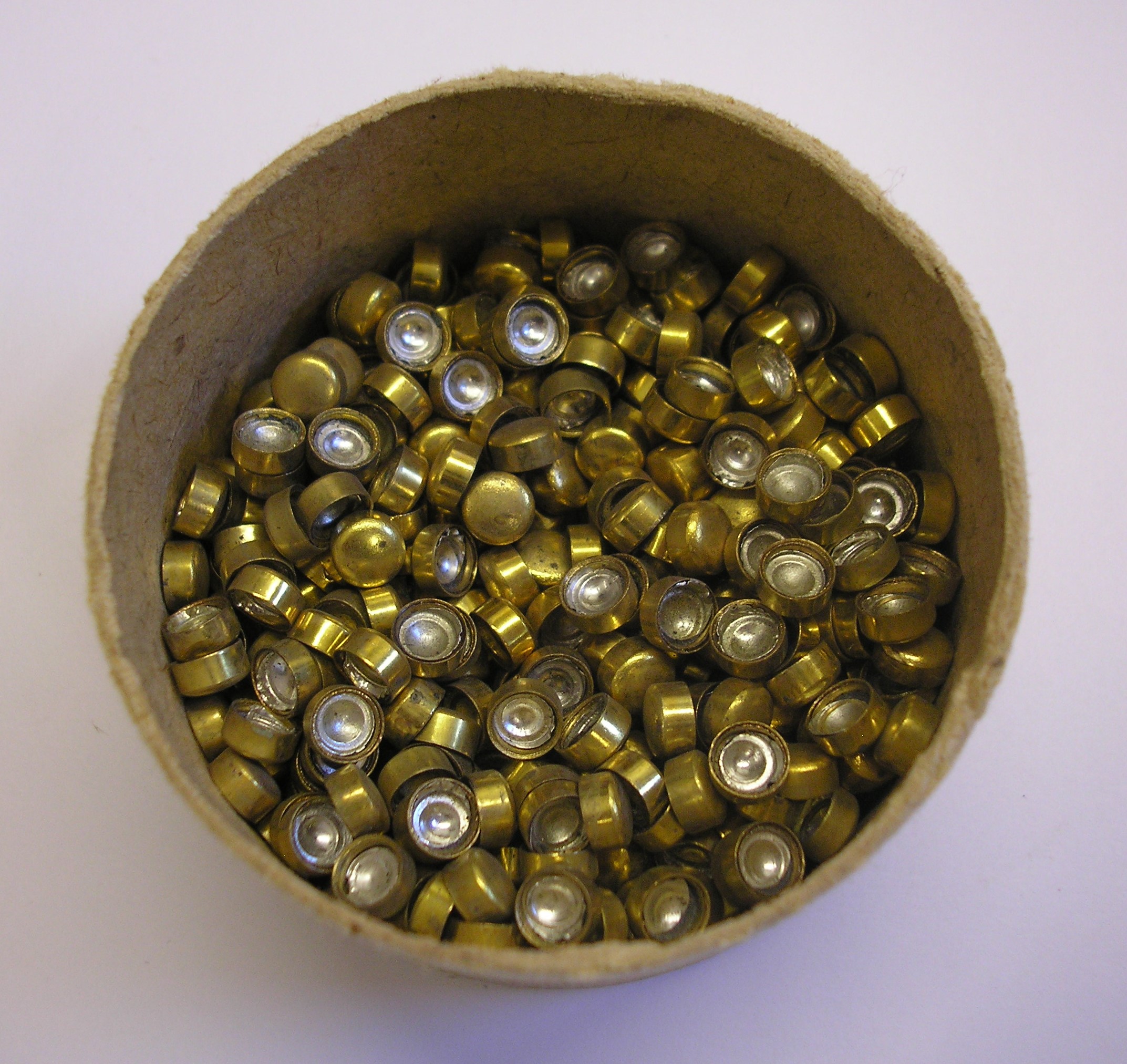 ./ammo/ladekomponenter/bilder/Ladekomponent-Tennhetter-Raufoss-1000eske-65mm-Rod-3.JPG