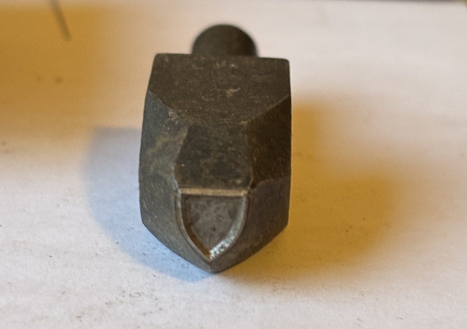 ./tools/bilder/Tools-Kongsberg-Vaapenfabrikk-Merkeverktøy-Skjold-2.JPEG